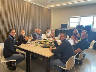 verschillende werknemers van Dekeyzer-Ossaer, aan tafel in de eetruimte